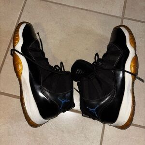 Space jams 11 5.5 size in men and 7.5 in women